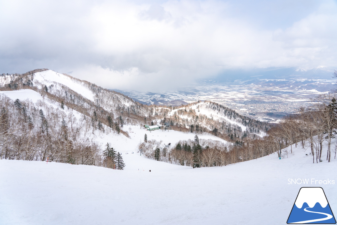 富良野スキー場｜季節は、まだ冬？それとも…？小雪が舞い、たくさんの雪が残る富良野スキー場で、春の恒例イベント『春スキー池渡り大会』開催(^^)/